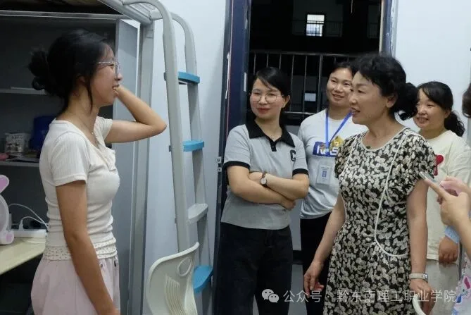 院领导走访新生宿舍，暖心关怀开启新学期