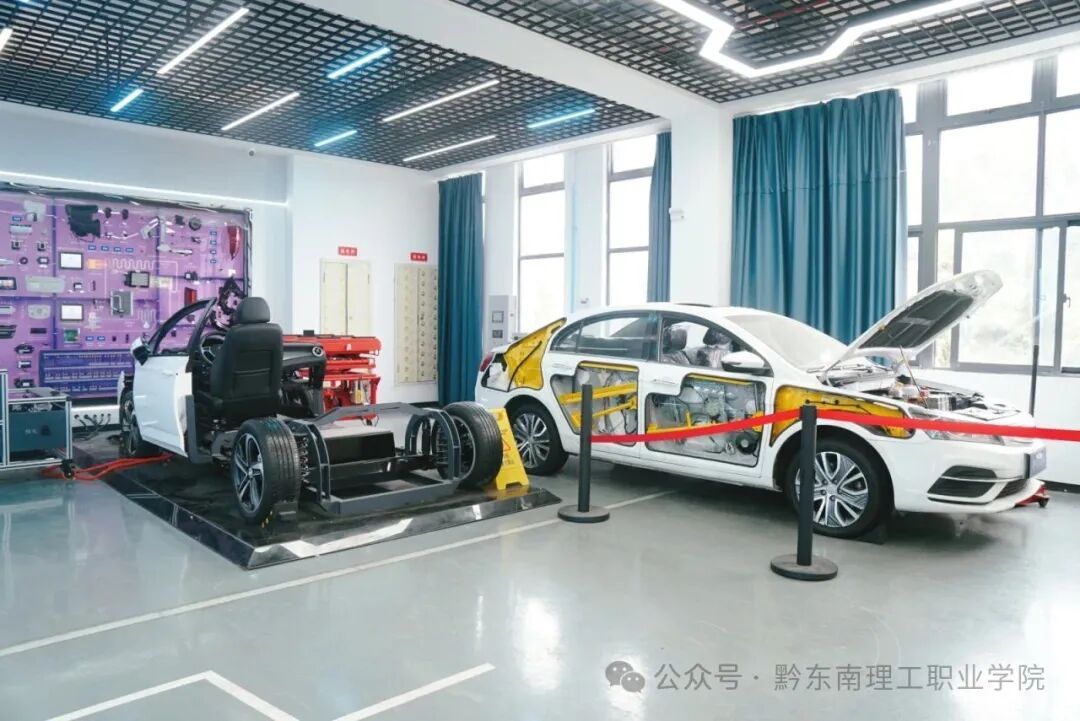 职业启蒙促成长 实践体验筑梦想 ——凯里市第二小学师生赴黔东南理工职业学院开展职业体验研学活动